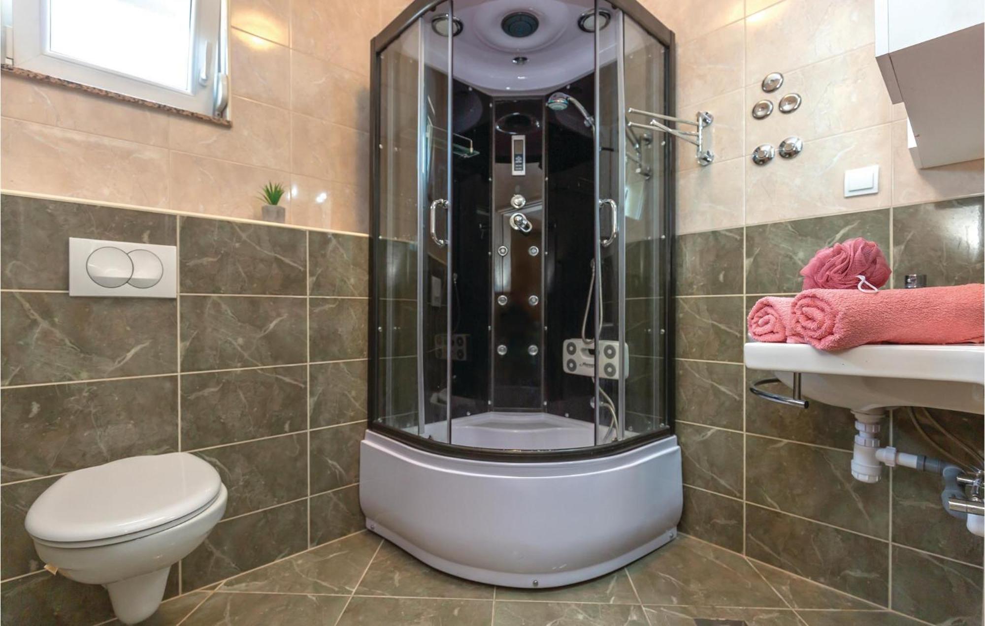 Gorgeous Apartment In Krvavica With Kitchen מראה חיצוני תמונה