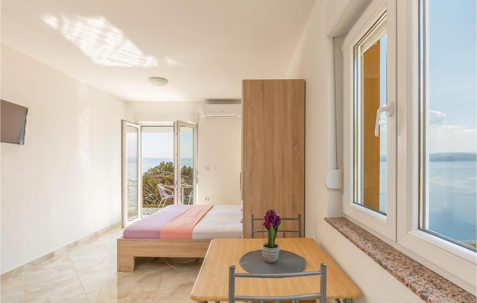 Gorgeous Apartment In Krvavica With Kitchen מראה חיצוני תמונה