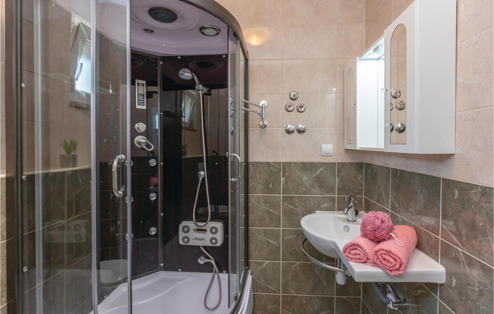 Gorgeous Apartment In Krvavica With Kitchen מראה חיצוני תמונה
