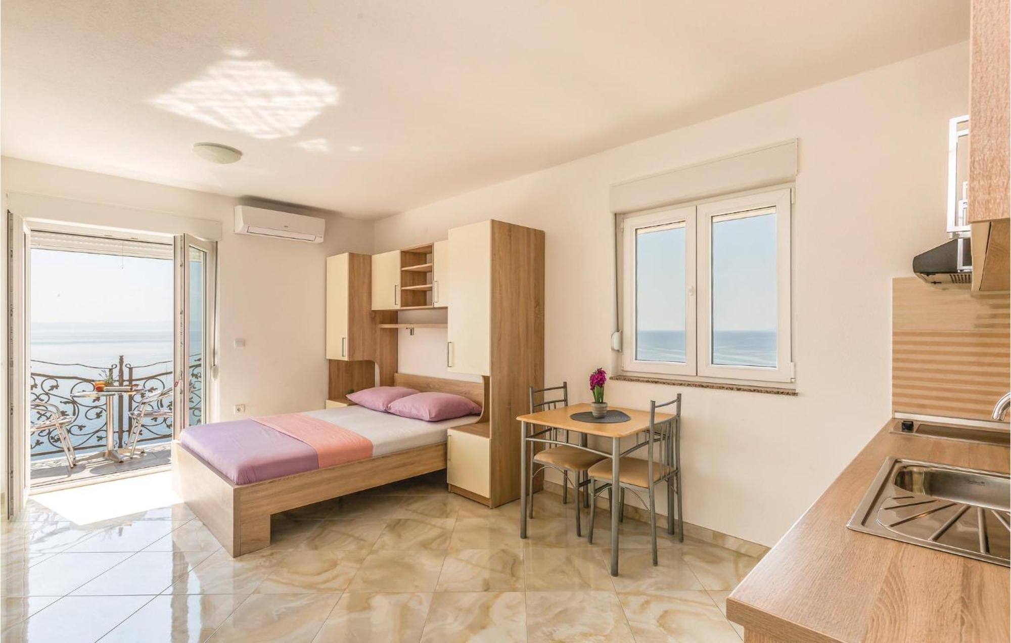 Gorgeous Apartment In Krvavica With Kitchen מראה חיצוני תמונה