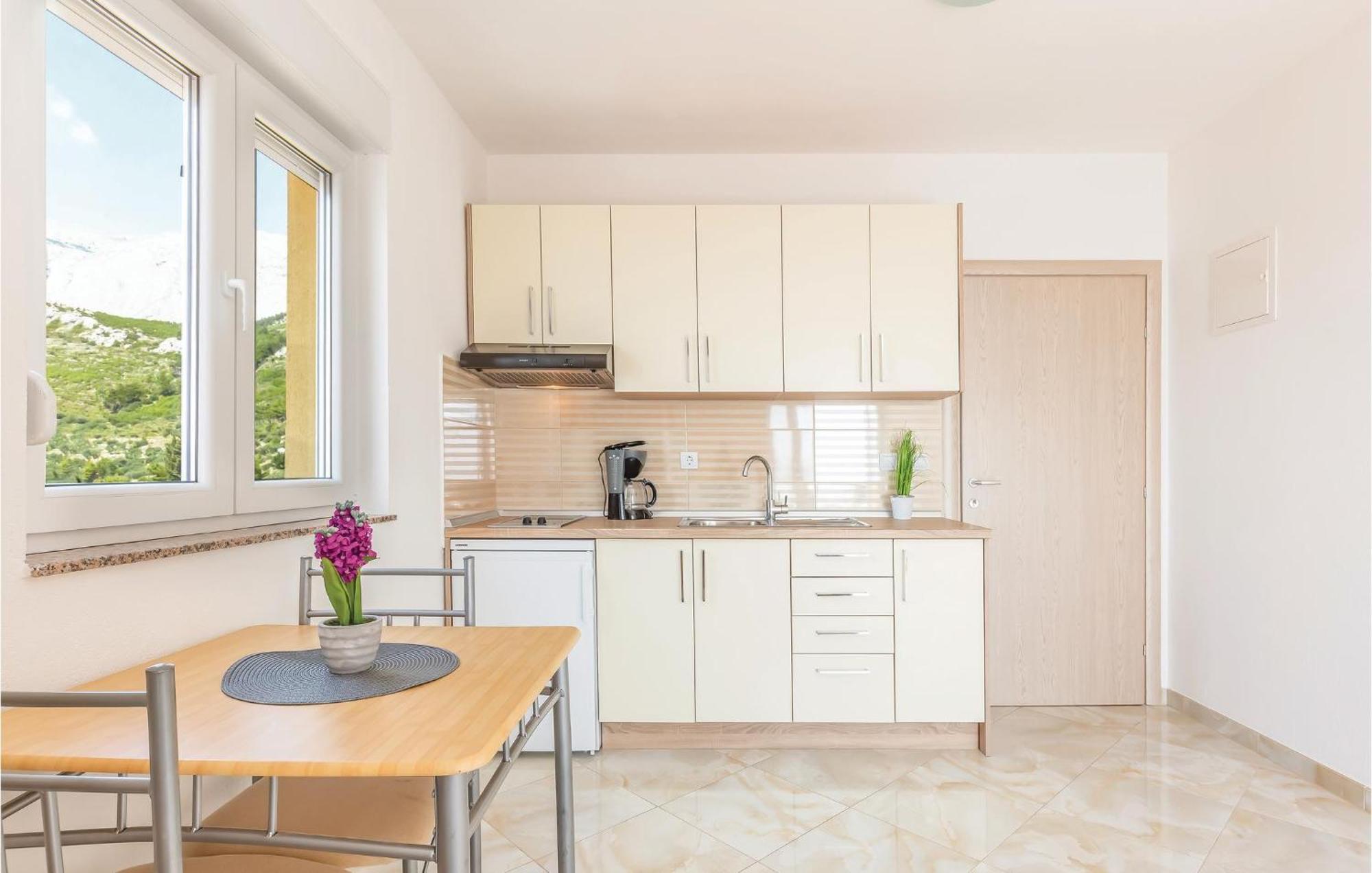 Gorgeous Apartment In Krvavica With Kitchen מראה חיצוני תמונה